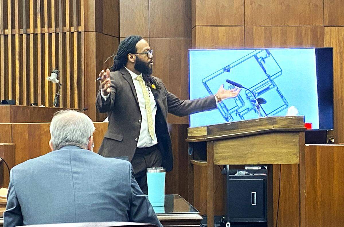 With a diagram of the crime scene on the screen behind him, defense attorney William Kendrick addresses jurors during client Quincy Wade’s murder trial.