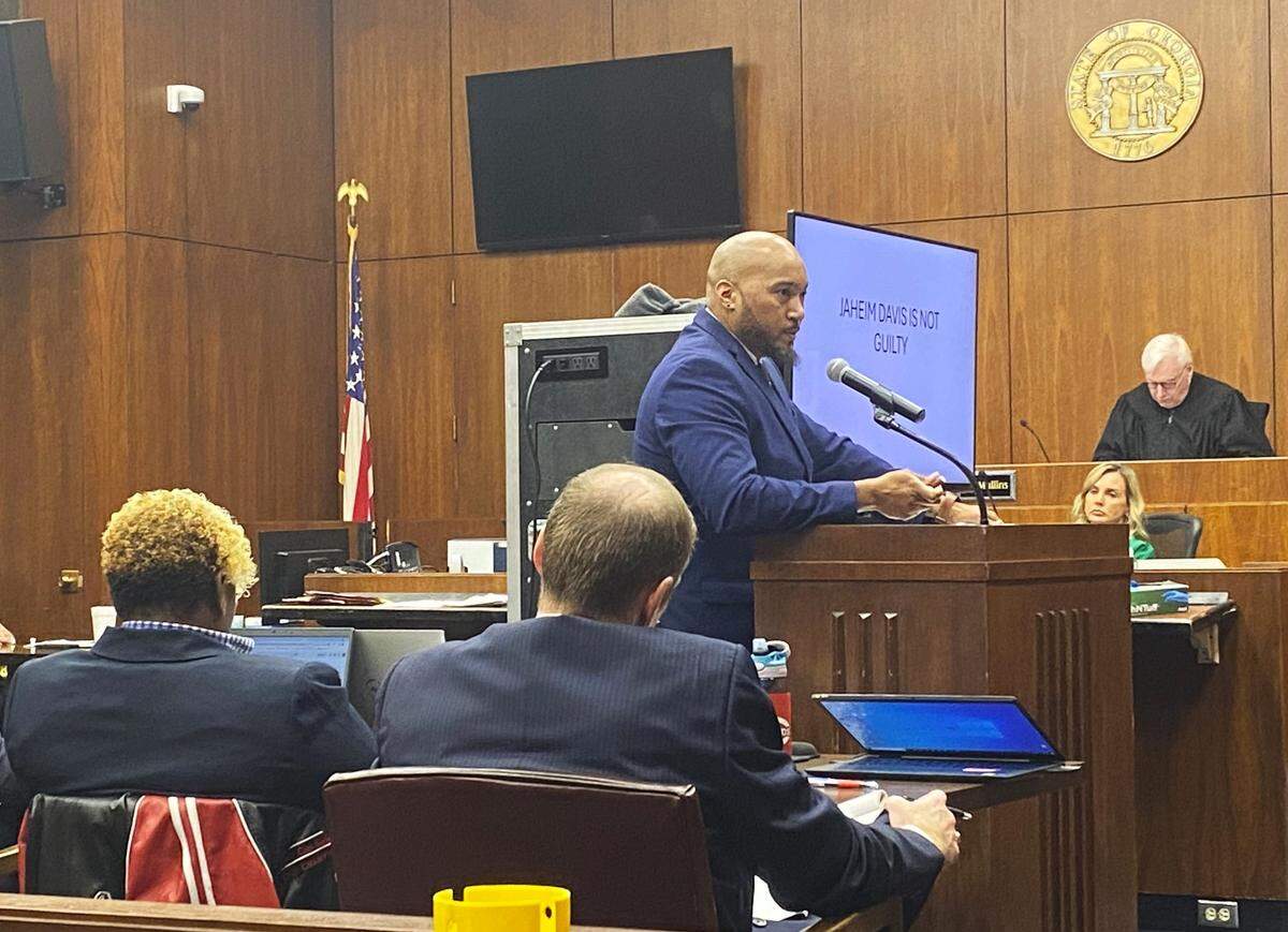Shawn Hoover, representing Jahiem Davis, makes his closing argument to the jury as Columbus’ alleged Insane Crips murder trial nears its end.