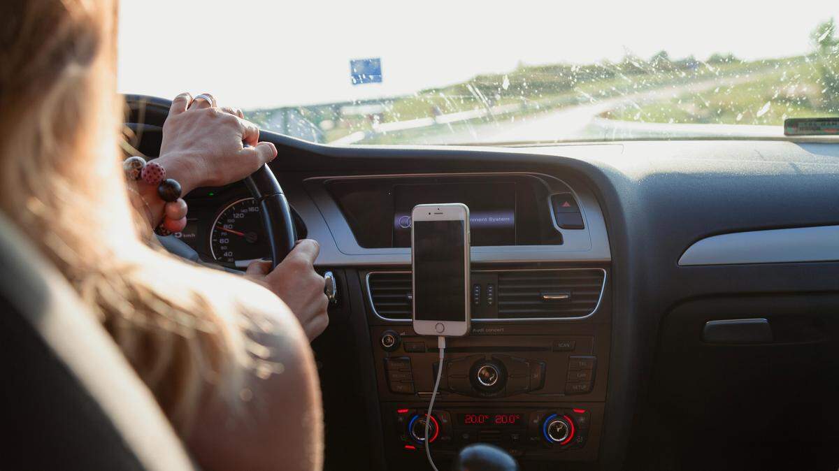 Is it legal to eat and drive in Georgia?
