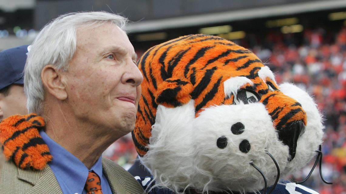 Pat Dye’s COVID-19 diagnosis brings up memories of 1990s for Columbus columnist