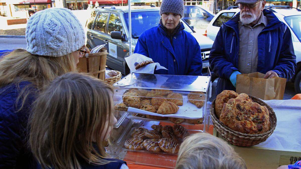 Mike Haskey mhaskey@ledger-enquirer.com 
 Maria Makin and Tony Abreu of The Bakery and Cafe at Rose Cottage in Pine Mountain help customers Saturday morning in Uptown Columbus. The bakery is among a handful of vendors from Market Days on Broadway who have continued to sell their products through the winter months. 01/10/15