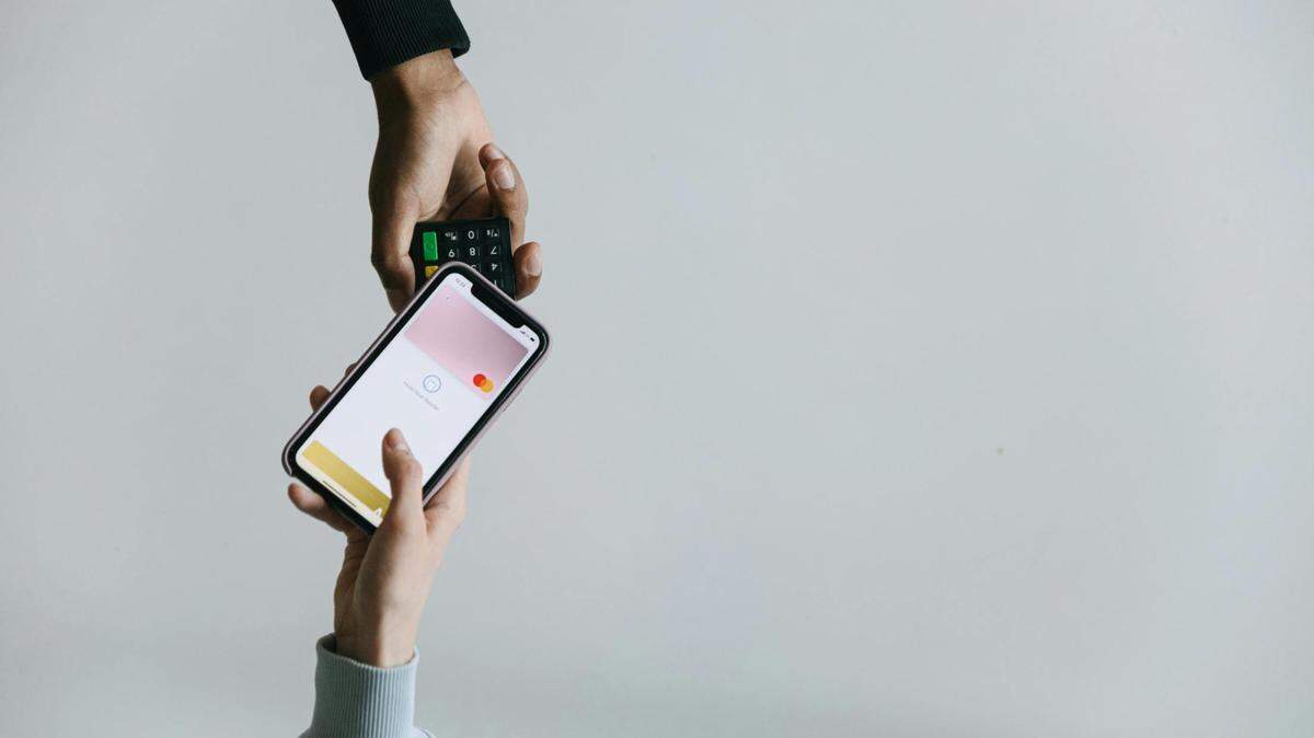 :https://www.pexels.com/photo/a-person-paying-using-a-smartphone-7621140/