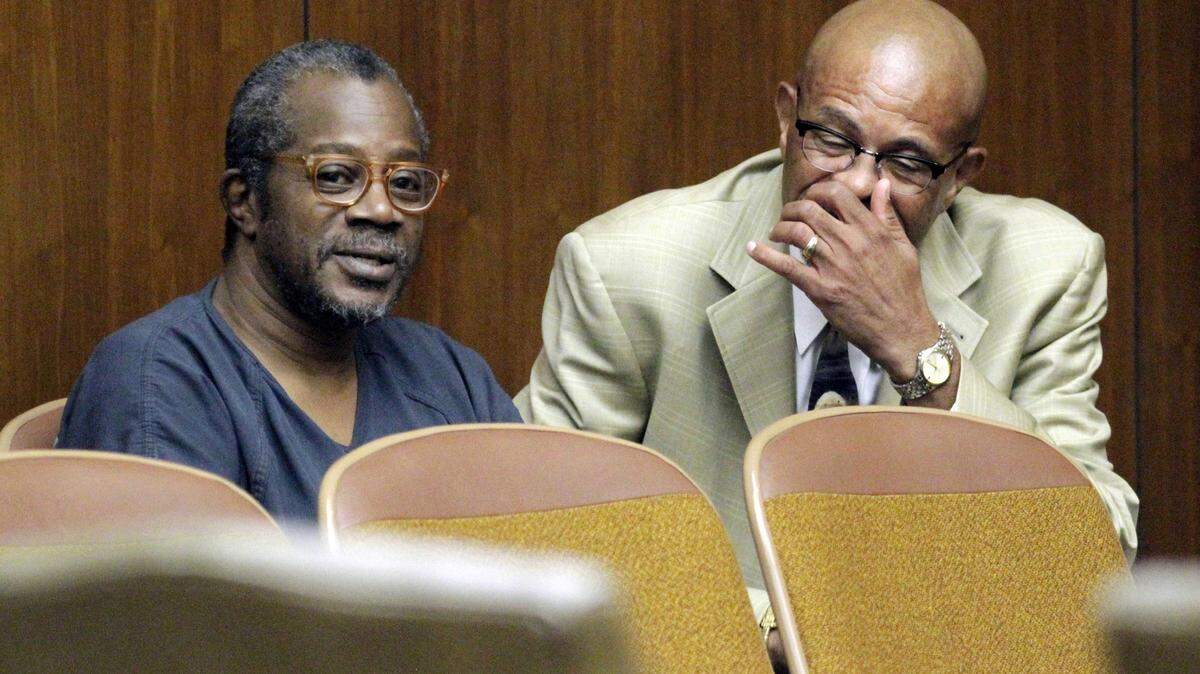 ROBIN TRIMARCHI/rtrimarchi@ledger-enquirer.comJohnny Lee Gates talks with retired defense attorney Gary Parker before Gates' Aug. 25, 2015, Superior Court hearing on a motion to test DNA on new evidence.