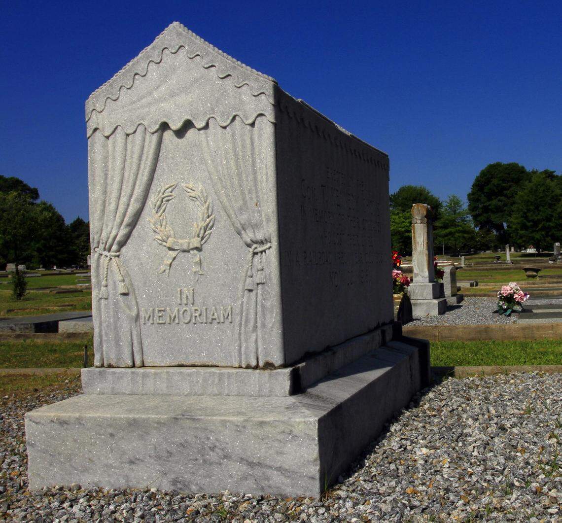 Mike Haskey mhaskey@ledger-enquirer.com Hal Averett and Margaret Zollo visit a monument in Columbus’ Riverdale Cemetery that commemorates those killed in a November 22, 1915 train wreck six miles east of Columbus when a Kennedy Shows Circus train collided with a Central of Georgia passenger train. 05/05/15