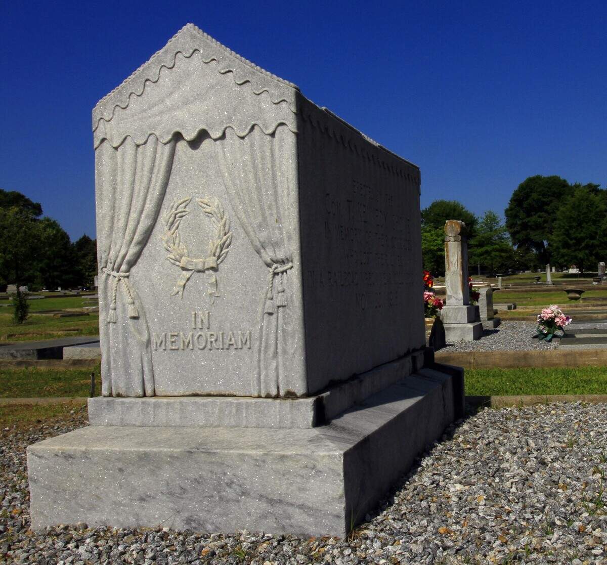 Mike Haskey mhaskey@ledger-enquirer.com Hal Averett and Margaret Zollo visit a monument in Columbus’ Riverdale Cemetery that commemorates those killed in a November 22, 1915 train wreck six miles east of Columbus when a Kennedy Shows Circus train collided with a Central of Georgia passenger train. 05/05/15