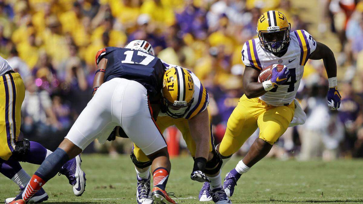 LSU running back Darrel Williams (34) carries past Auburn linebacker Kris Frost (17) in the first half of an NCAA college football game in Baton Rouge, La., Saturday, Sept. 19, 2015. (AP Photo/Gerald Herbert)