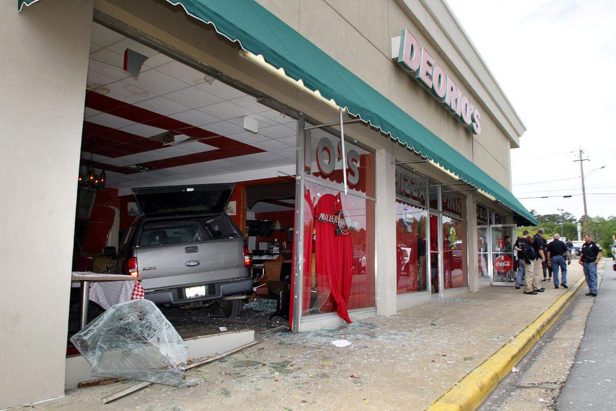 ROBIN TRIMARCHI rtrimarchi@ledger-enquirer.com A Ford SUV crashed through a front window of DeOrio’s restaurant at Cross Country Plaza in April. The locally-owned restaurant, a longtime Columbus staple, re-opened in May. 04.11.15
