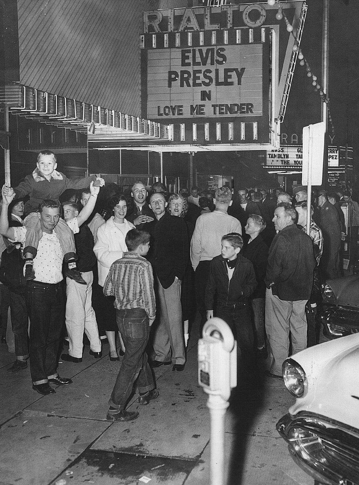 A crowd gathers at the Rialto Theater in Columbus to see Elvis Presley in “Love Me Tender.”