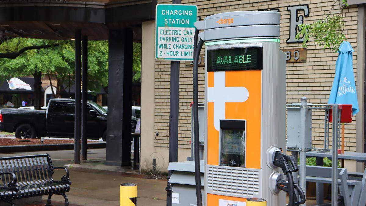 Metra’s Level 3, DC fast charger on the corner of 11th Street and Broadway in April 2025.