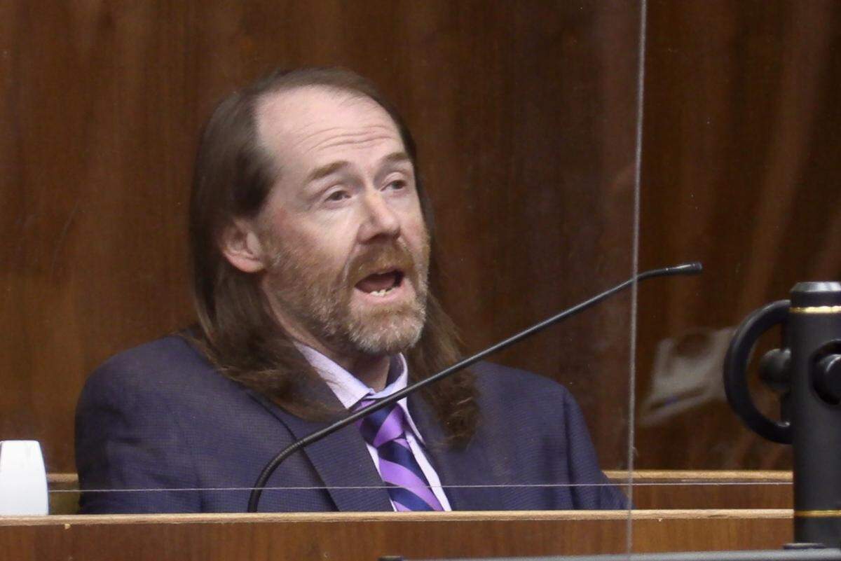Jeff Carter, an investigator with the Chattahoochee Judicial Circuit District Attorney’s office, testifies on Nov. 10, 2021, in the misconduct trial brought against suspended DA Mark Jones.