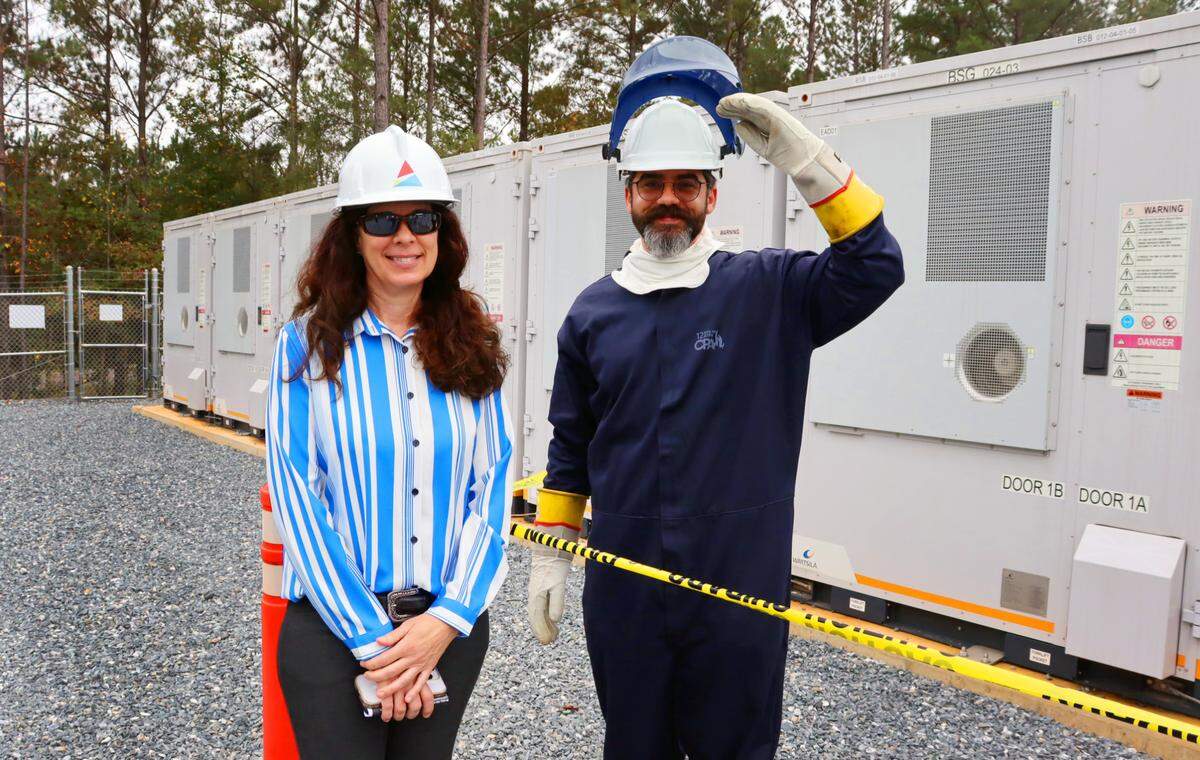 Sybelle Fitzgerlad, left, is Georgia Power Mossy Branch Energy Facility project manager, and Raheem Mahamdeh is the commissioning lead engineer for Wärtsilä.