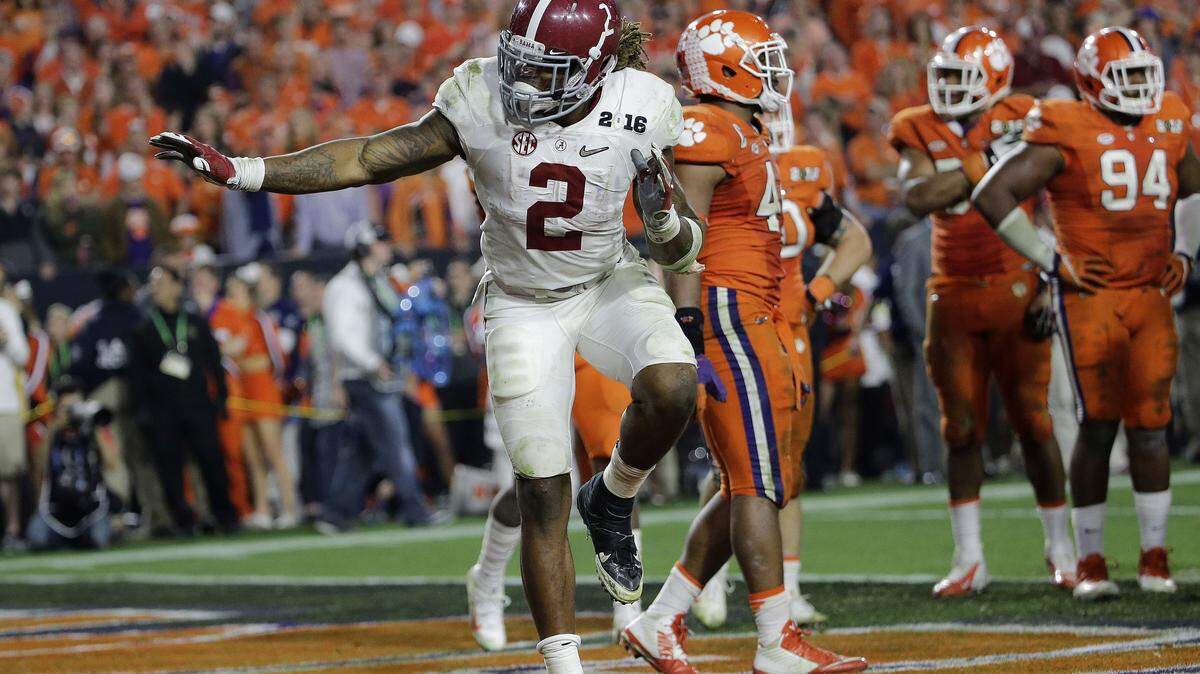 Alabama's Derrick Henry gives a Heisman pose after rushing for a touchdown during the second half of the NCAA college football playoff championship game against Clemson Monday, Jan. 11, 2016, in Glendale, Ariz. (AP Photo/David J. Phillip)