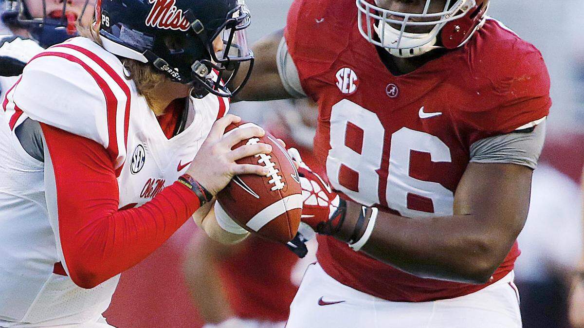 Alabama defensive lineman A'Shawn Robinson (86) puts pressure on Ole Miss quarterback Bo Wallace. Top ranked Alabama played host to the #21 ranked Ole Miss Rebels at Bryant-Denny Stadium Saturday. Sept. 28, 2013. (Photo by Trent Penny)