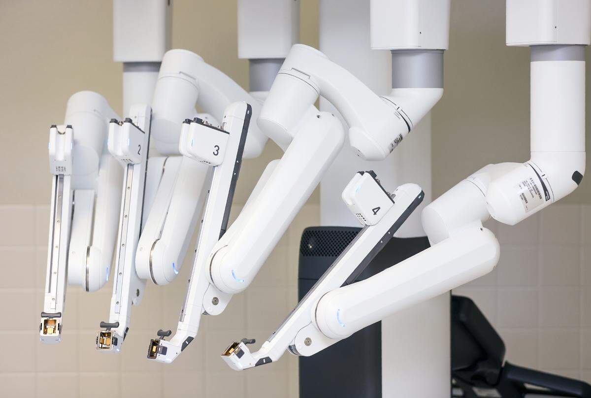Da Vinci surgery robot.