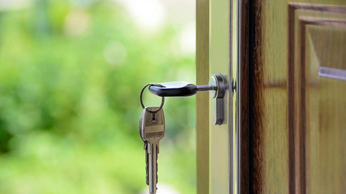 https://www.pexels.com/photo/black-handled-key-on-key-hole-101808/