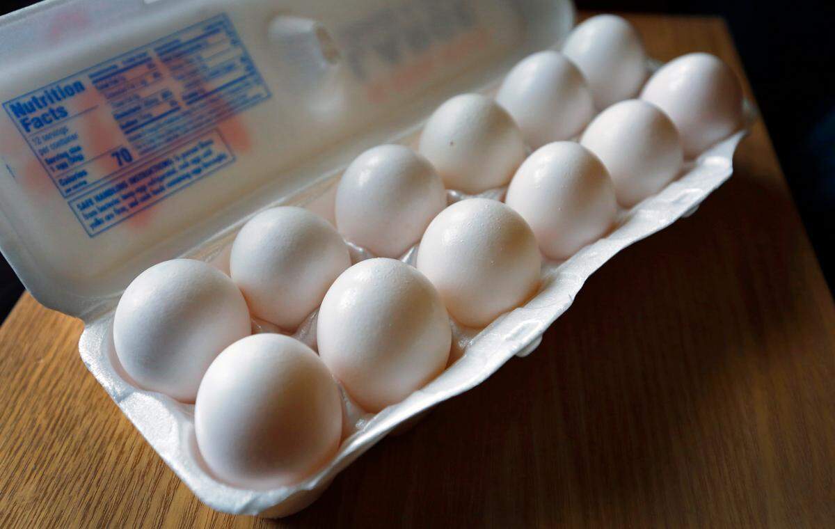 The increase in egg prices is causing difficultiess for both consumers and professionals working in the food industry like bakers, chefs, and caterers.
