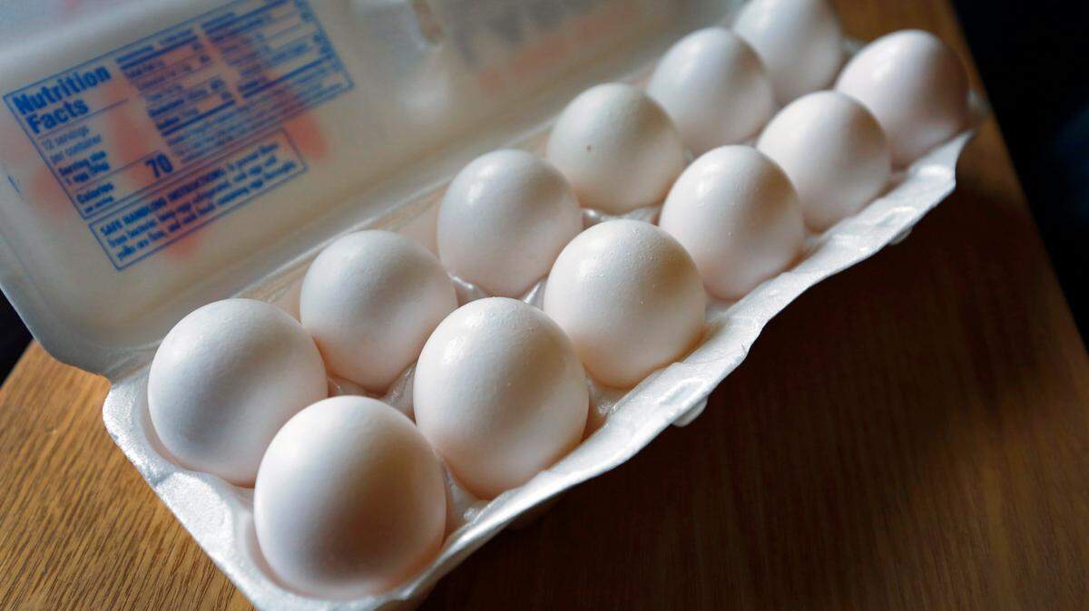 The increase in egg prices is causing difficultiess for both consumers and professionals working in the food industry like bakers, chefs, and caterers.
