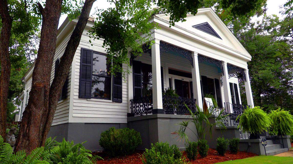 After 34 years at Ann’s Porch Florist, florist David Benefield moved to this historic home at 1504 17th Street in Columbus, Georgia and has opened as David Benefield at Highland Hall.