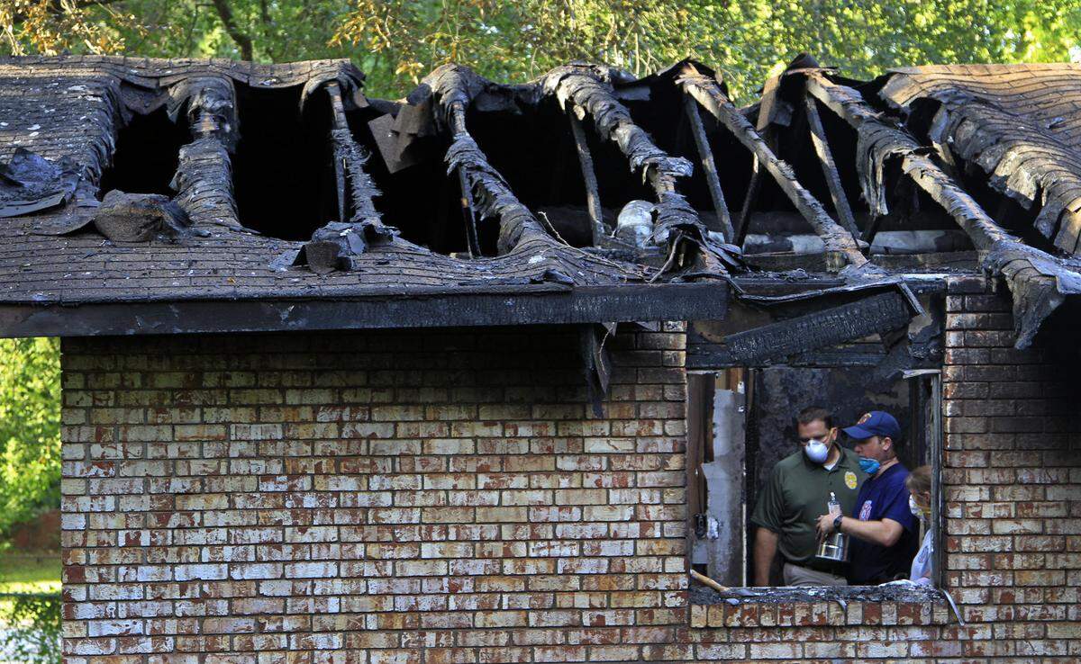 Investigators work the scene of a fatal fire at 1324 Winifred Lane in Columbus that claimed the lives of Rosella “Mandy” Mitchell, 32, and her six-month-old son Dylan Conner in August 2014.