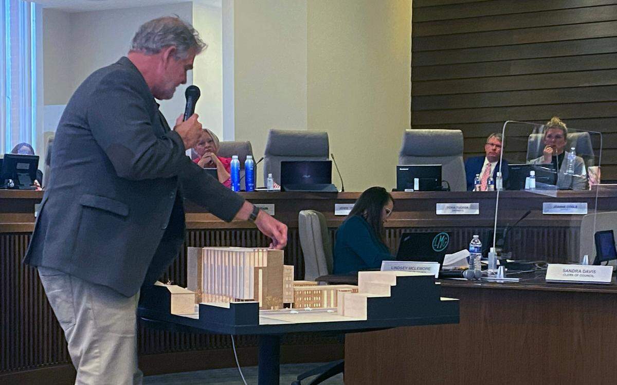 The architects for Columbus’ new justice center briefed city councilors Tuesday with a slideshow, an animated video, and a tabletop model of their latest redesign.