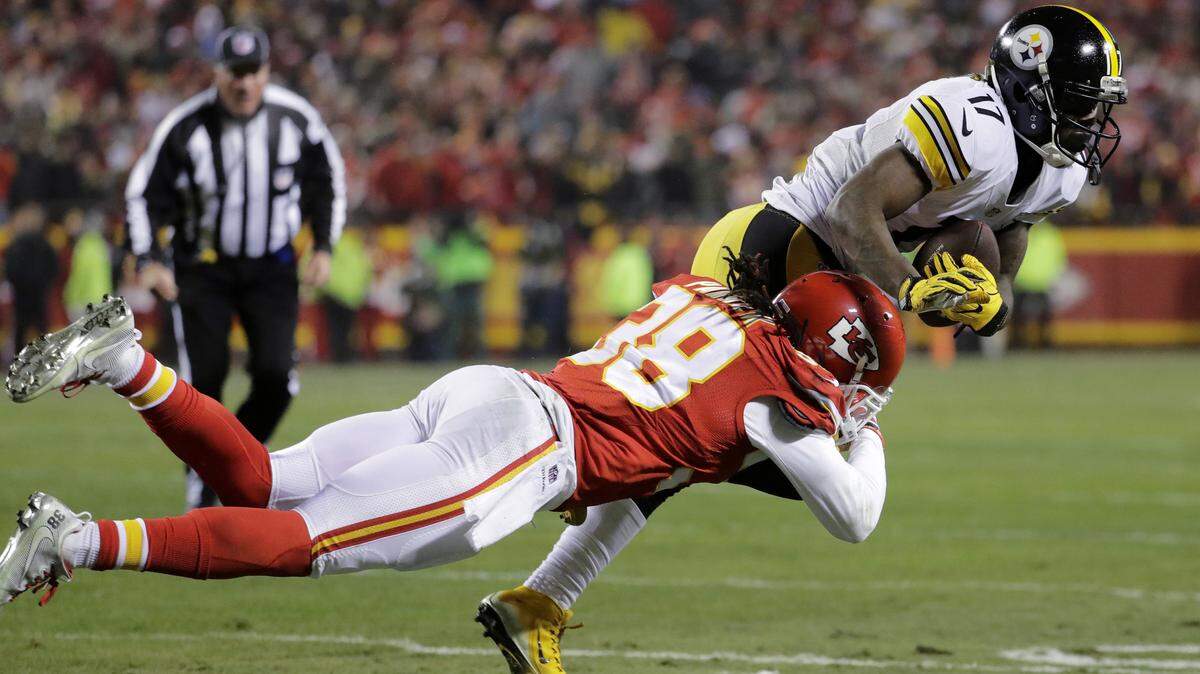 Pittsburgh Steelers wide receiver Eli Rogers is tackled by Kansas City Chiefs free safety Ron Parker, left, after making a reception during the first half of an NFL divisional playoff football game Sunday, Jan. 15, 2017, in Kansas City, Missouri.