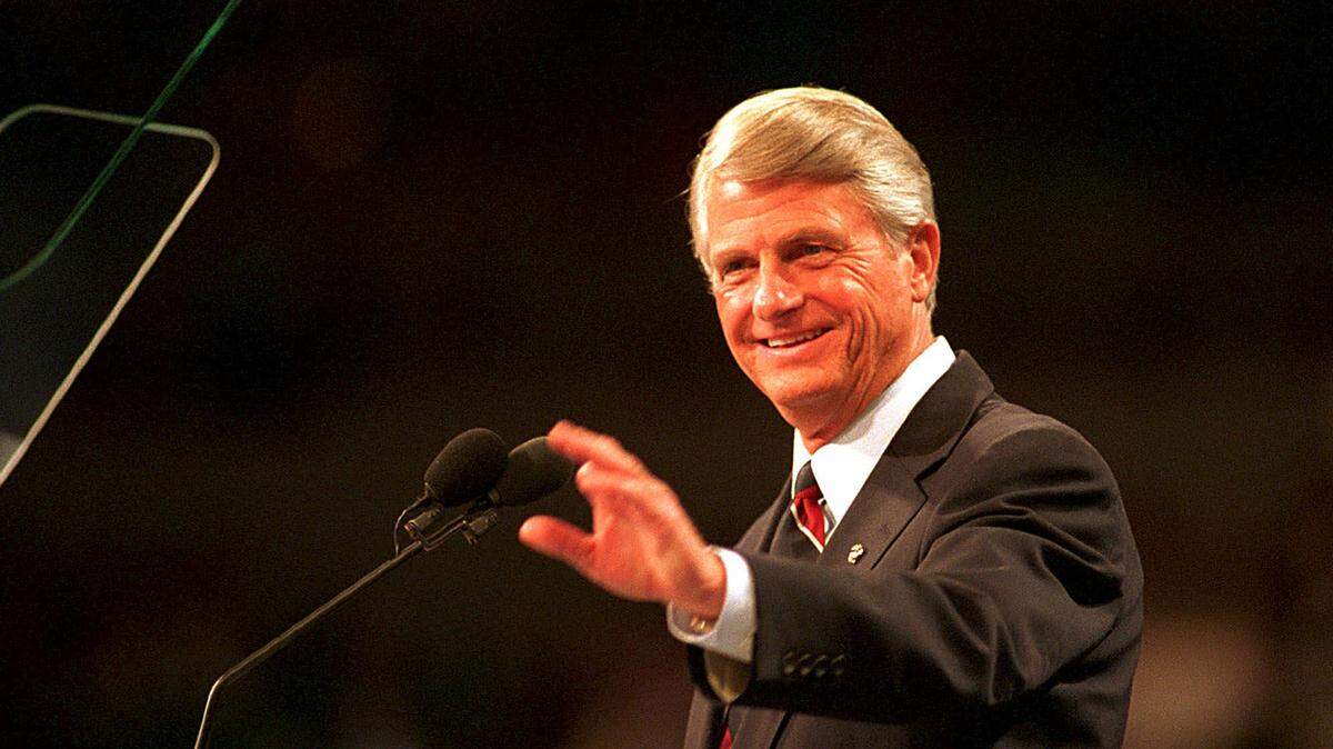 Georgia Governor Zell Miller waves to delegates at the Democratic Convention in New York on July 13, 1992.   (AP Photo/Joe Marquette)