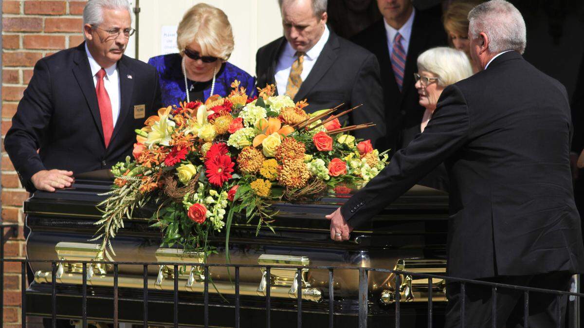 Mike Haskey mhaskey@ledger-enquirer.com 
 State Rep. Lesley Vance was remembered during a Friday morning memorial service at Summerville Baptist Church in Phenix City. Vance, a longtime lawmaker from Phenix City in House District 80, died Tuesday after an extended illness. He was 76. At the time of this death, Vance was chairman of the House Finance Committee and a member of the Lee County Legislation Committee. Vance was also the owner and operator of Vance Memorial Chapel in Phenix City. 11/06/15