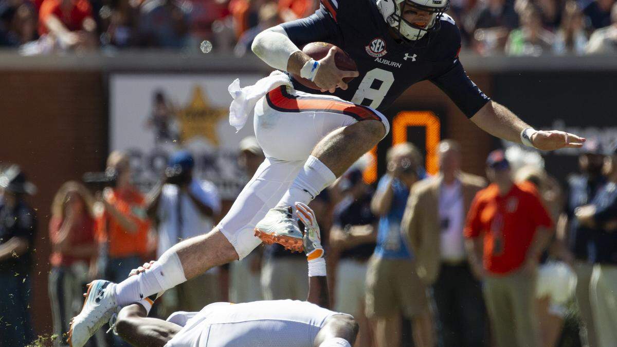 Auburn quarterback Jarrett Stidham (8) gets loose during the second half of his team’s game against Tennessee on Saturday in Auburn, Ala.