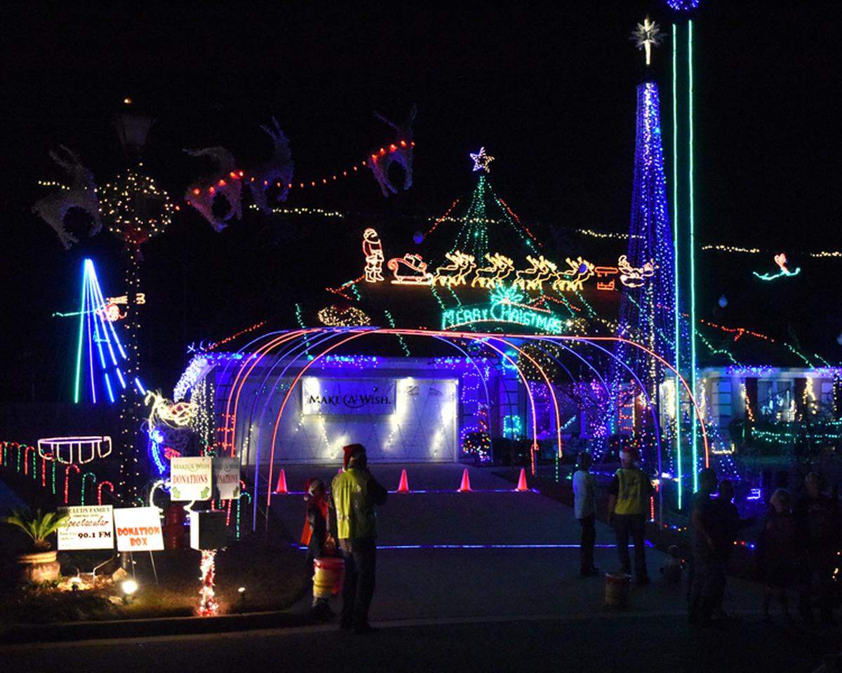 Spotted at the Ludys Christmas Light Spectacular, Friday November 25, 2016