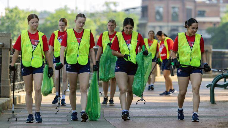 NAIA Softball World Series teams swap gloves for trash bags to beautify Columbus
