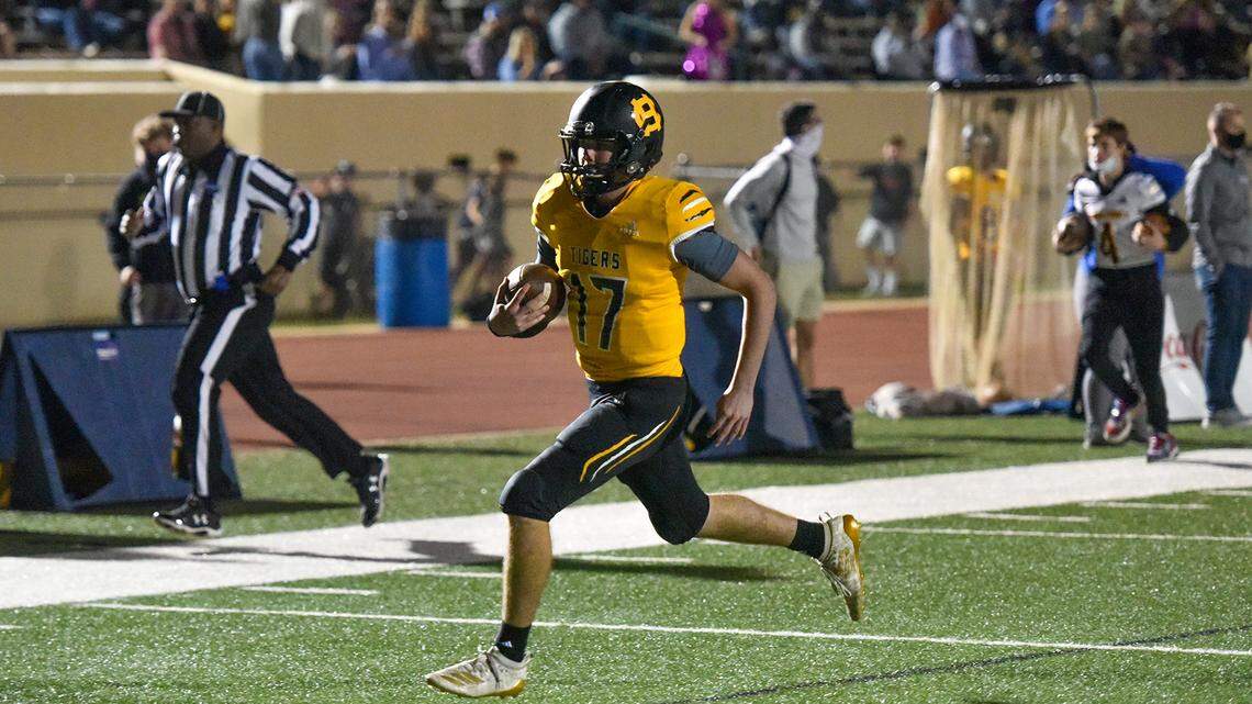 High school football scores, top story lines: Big wins by Harris County, Central