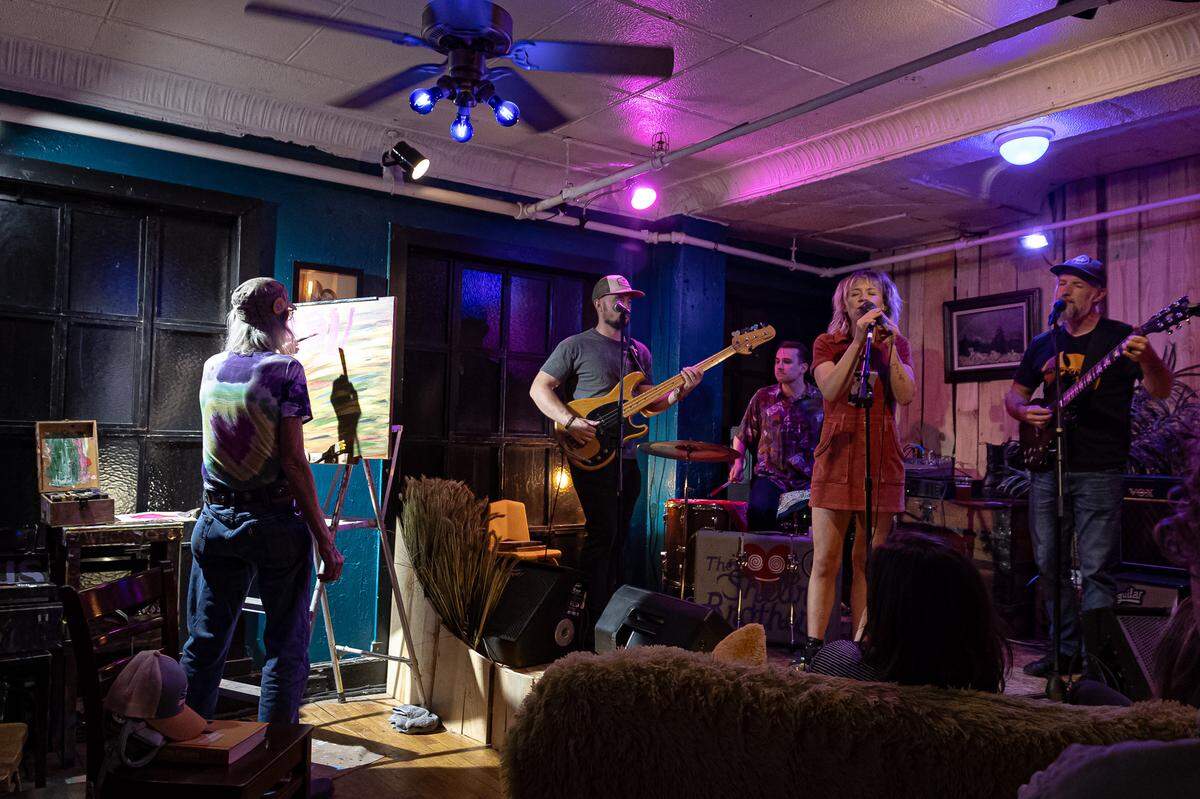 Folk artist, Ralphabetz, live-paints a performance at The Living Room