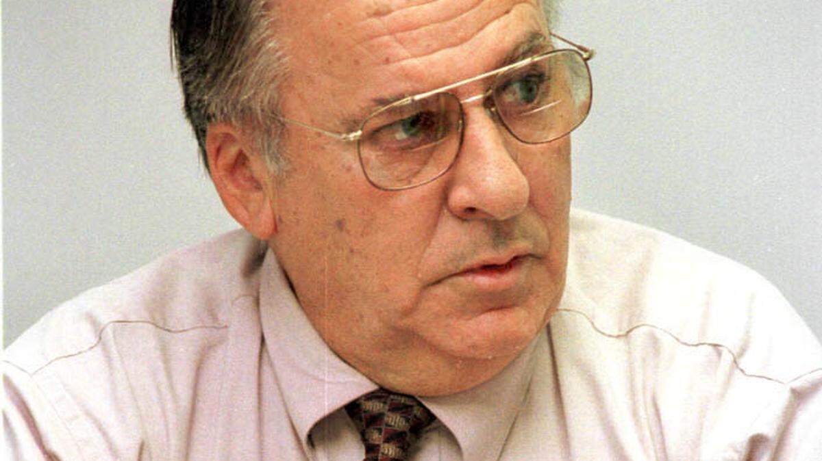 Sheriff Gene Hodge discusses an inmate altercation at the Muscogee County Jail on Nov. 5, 1998.