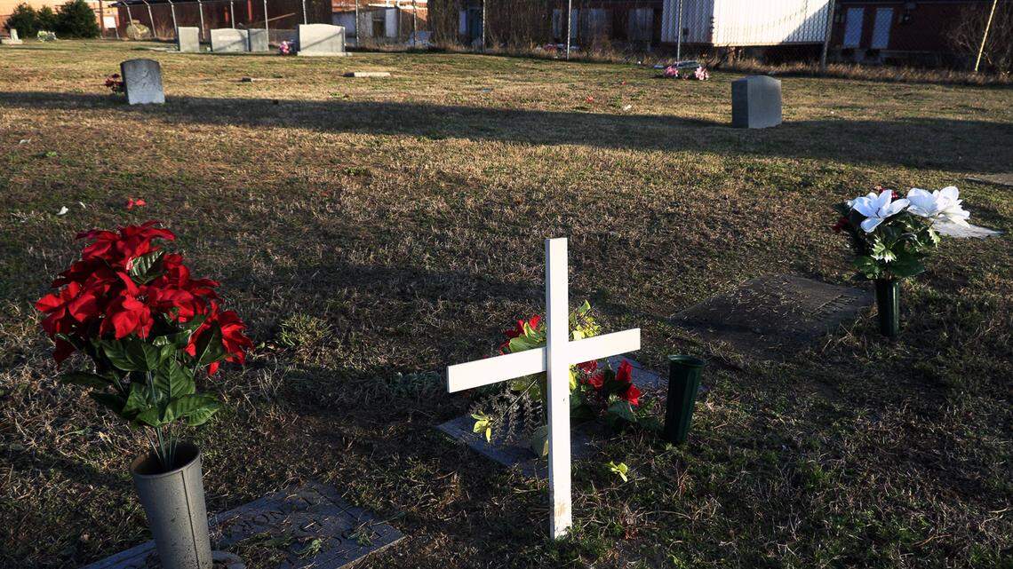 Can a ‘graveyard’ and a ‘cemetery’ be the same thing?