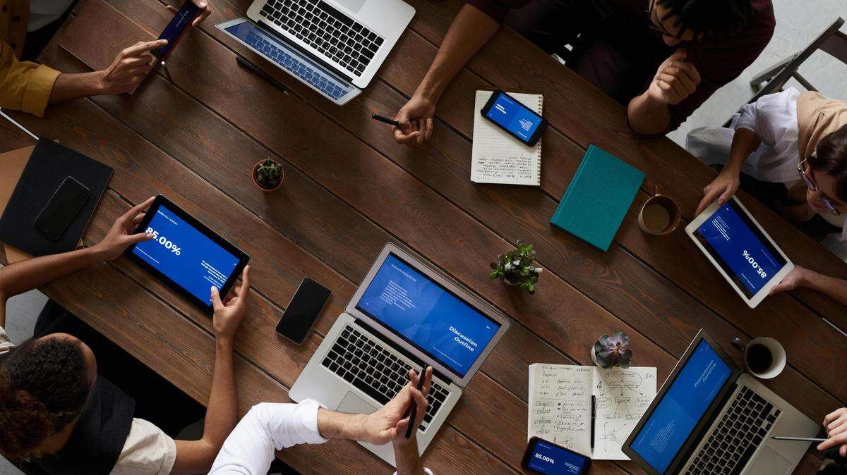  https://www.pexels.com/photo/people-having-business-meeting-together-3183183/