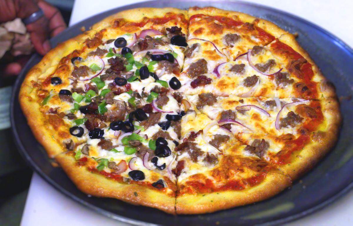 Giovanna’s Pizzaria and Restaurant has opened in Phenix City, Alabama. It serves pizza as well as dishes like rack of lamb and pork loin.
