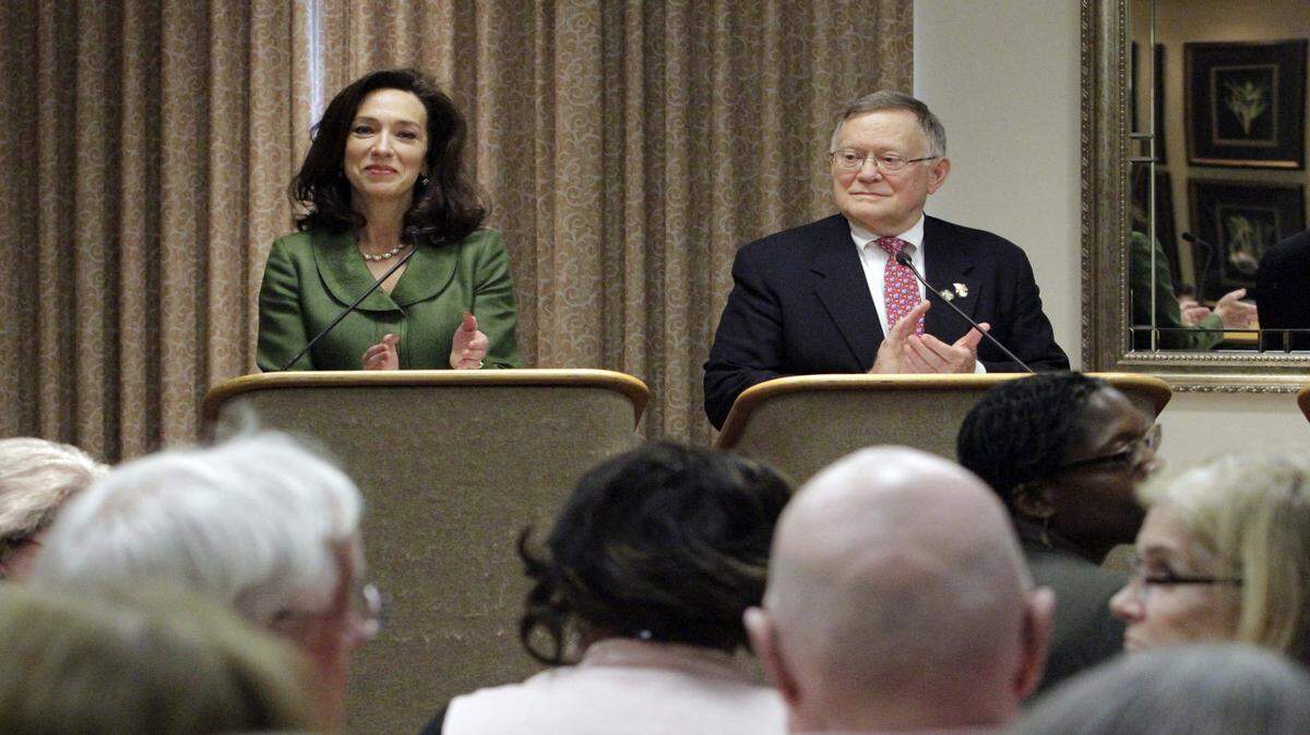 ROBIN TRIMARCHI rtrimarchi@ledger-enquirer.com Columbus Mayor Teresa Tomlinson, left, and former state Sen. Seth Harp applaud as public officials in the audience are introduced before opening statements begin in the property tax debate at the Hilton Garden Inn in September.  09.16.15