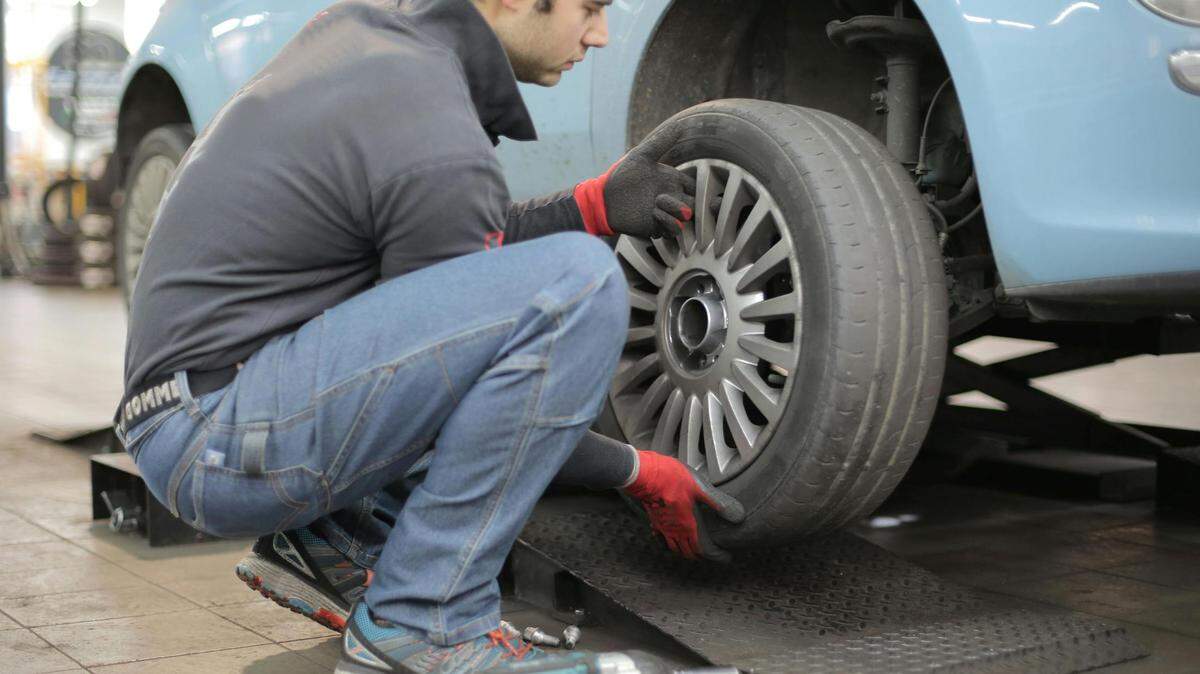 https://www.pexels.com/photo/man-changing-a-car-tire-3806249/