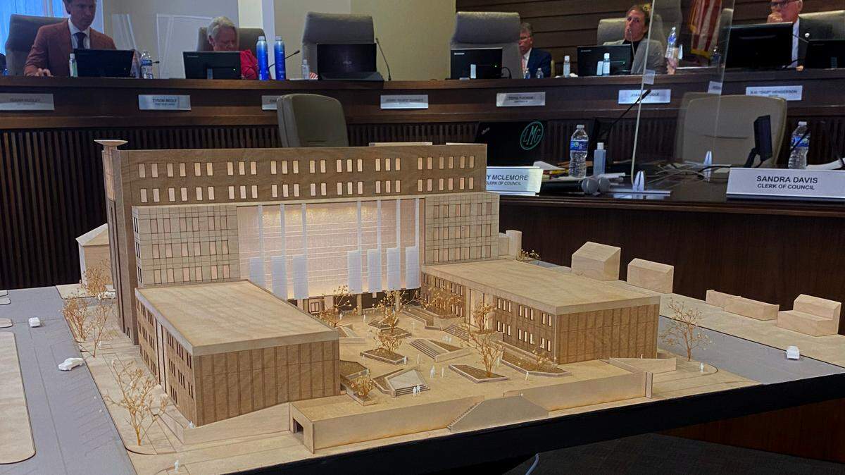 The architects for Columbus’ new justice center briefed city councilors Tuesday with a slideshow, an animated video, and a tabletop model of their latest redesign.