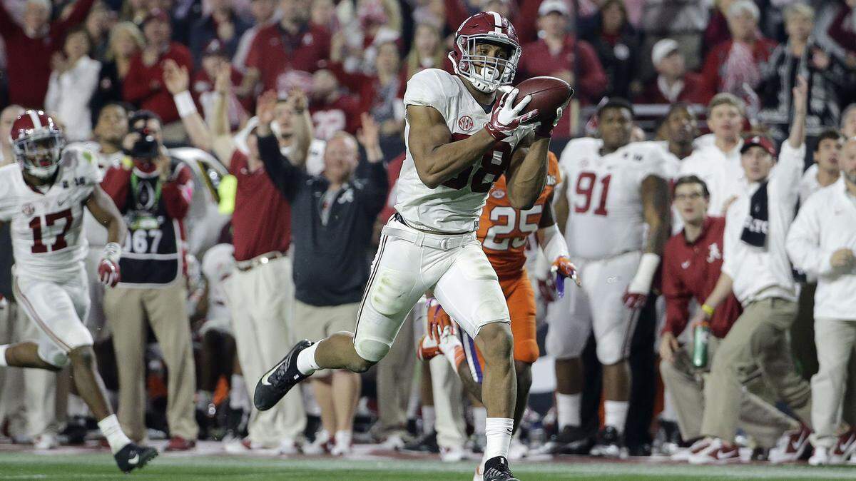 Alabama's O.J. Howard catches a touchdown pass during the second half of the NCAA college football playoff championship game against Clemson Monday, Jan. 11, 2016, in Glendale, Ariz. (AP Photo/David J. Phillip)