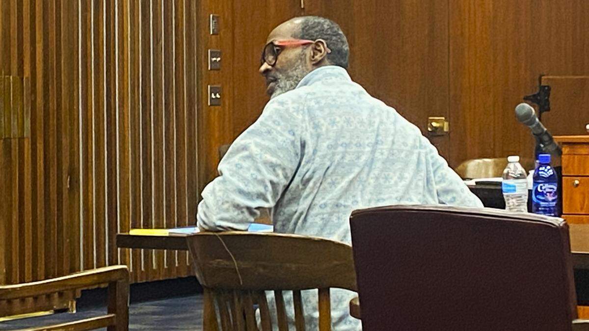 Michael Simmons speaks to his mother in the courtroom audience during his Columbus murder trial.