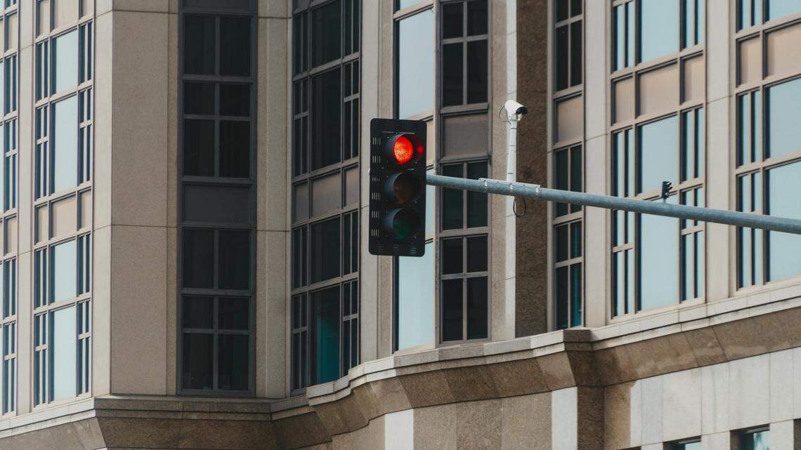 Is it OK for GA drivers to run red lights if they won’t turn green? Here’s what the law says