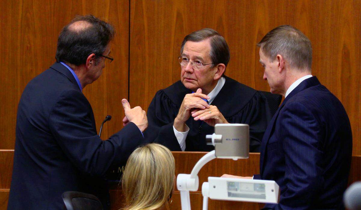 Judge Ron Mullins holds a bench conference during a 2019 Columbus murder trial.