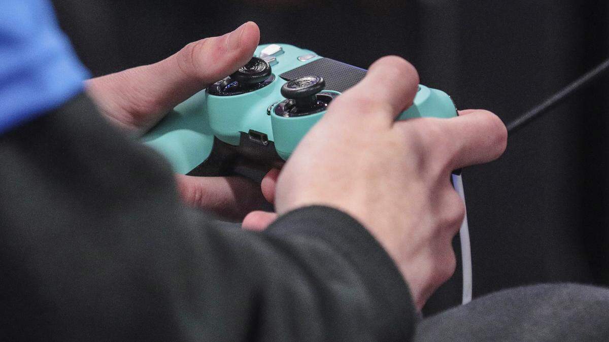 A contestant toggles a game controller during day one of the NBA 2k League (NBA2KL) professional esports playoffs, Wednesday, July 24, 2019, in Queens borough of New York. (AP Photo/Bebeto Matthews)