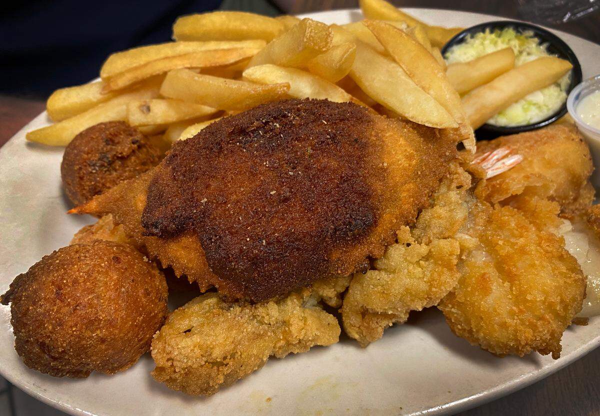 This week’s edition of Foodie Friday features Rosehill Seafood at 2621 Hamilton Rd. in Columbus, where Ledger-Enquirer reporter Nick Wooten ordered the seafood platter. 07/14/2021