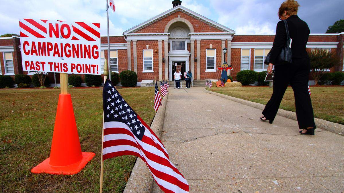 Mike Haskey mhaskey@ledger-enquirer.com Voters enter and leave the Central Activity Center, 1500 14th Street in Phenix City, on election day Tuesday afternoon. 11/06/12