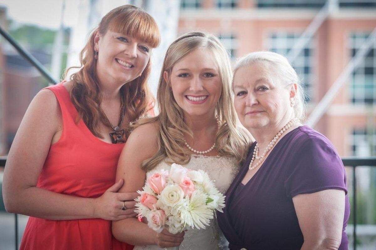 Beloved Columbus restaurateur Faye Simmons died at her home early Monday morning of cancer. She was 67.&nbsp;