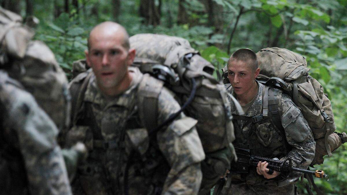 "U.S. Army Soldiers conduct Mountaineering training during the Ranger Course on Mount Yonah in Cleveland, Ga., July 14, 2015. Soldiers attend the Ranger Course to learn additional leadership and small unit technical and tactical skills in a physically and mentally demanding, combat simulated environment, (U.S. Army photo by Pfc. Ebony Banks/ Released)"