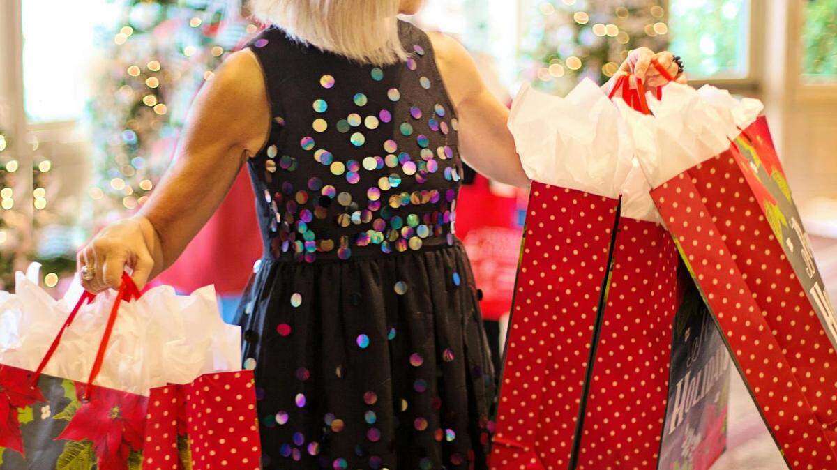  https://www.pexels.com/photo/blondw-holding-gift-bags-19000497/