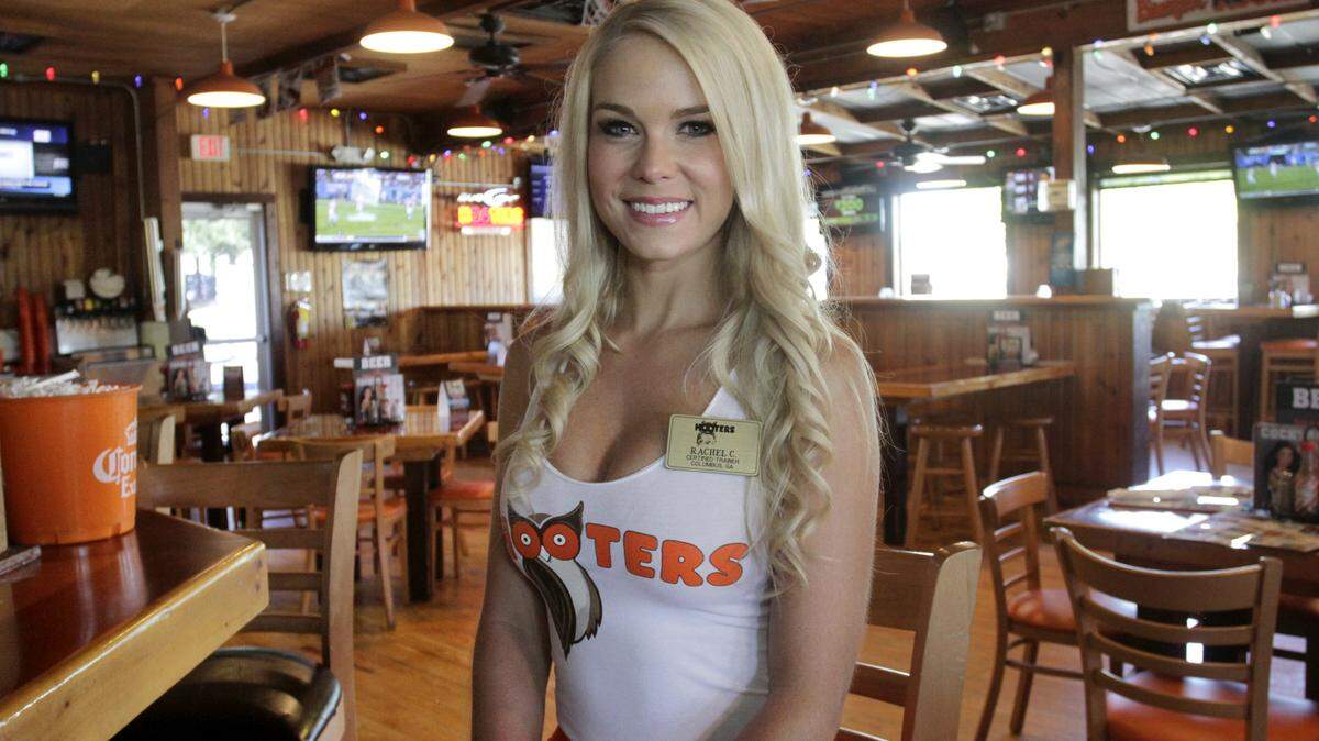 ROBIN TRIMARCH/ rtrimarchi@ledger-enquirer.comRachel Swartz, a waitress at the Hooters restaurant in Columbus, finished in the top 10 at the 2015 Miss Hooters International Swimsuit Pageant in Las Vegas.
